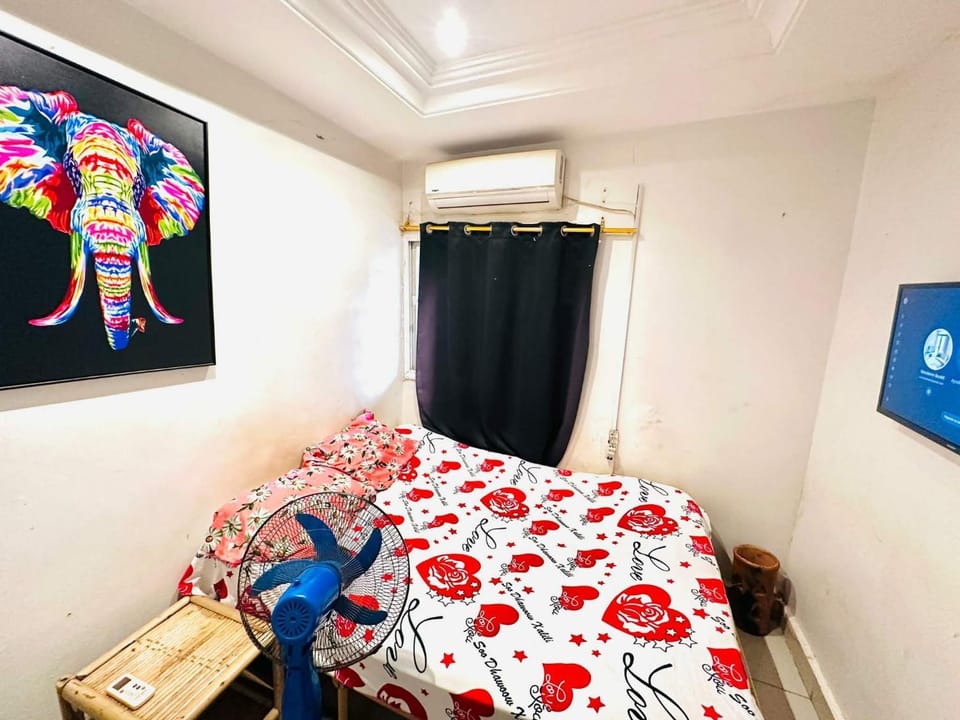 beautiful room with private toilet in Aci 2000 Hamdallaye Bed and Breakfast in Africa