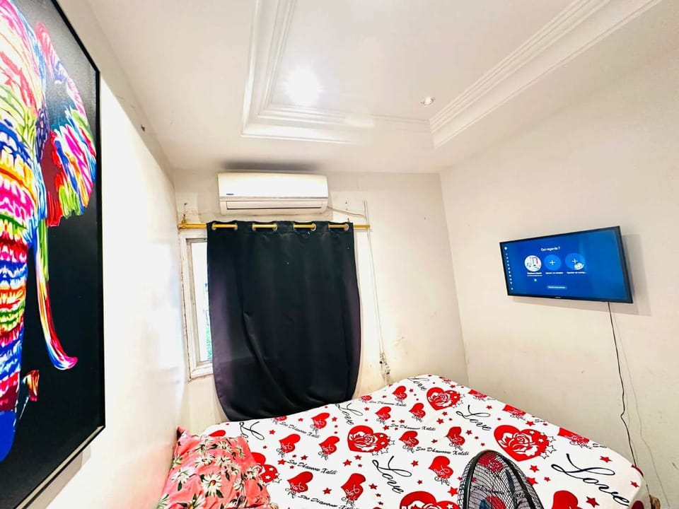beautiful room with private toilet in Aci 2000 Hamdallaye Bed and Breakfast in Africa