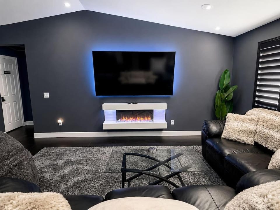 Luxury 4BR 3 King beds, Hot Tu, EV House in Hesperia