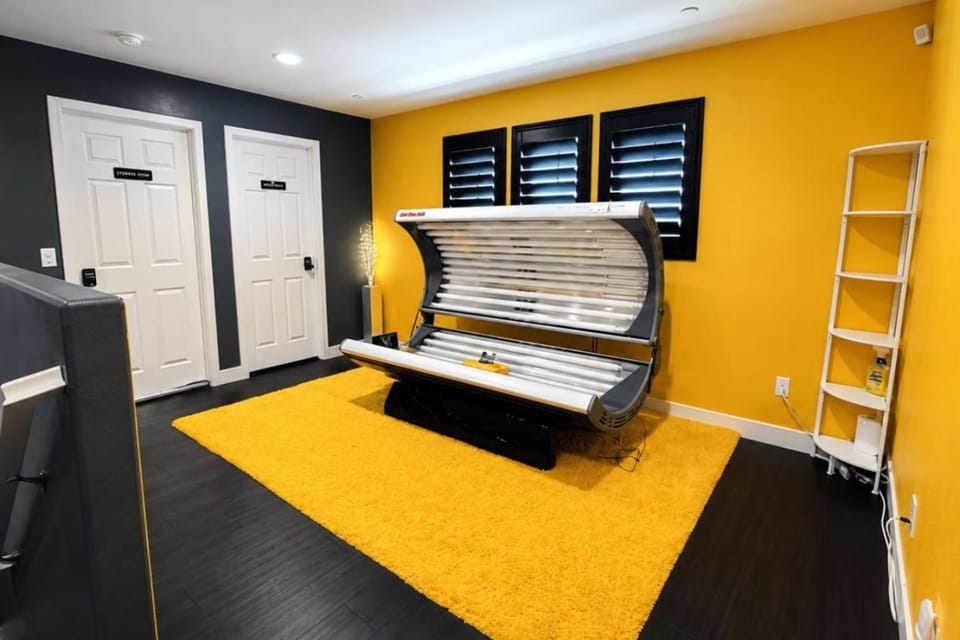 Luxury 4BR 3 King beds, Hot Tu, EV House in Hesperia