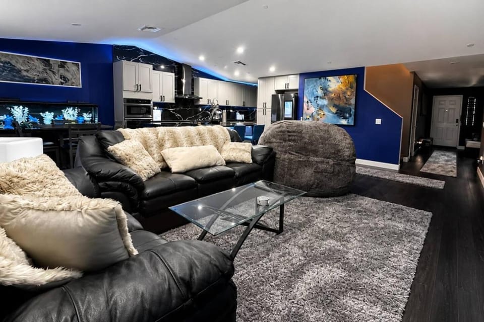 Luxury 4BR 3 King beds, Hot Tu, EV House in Hesperia