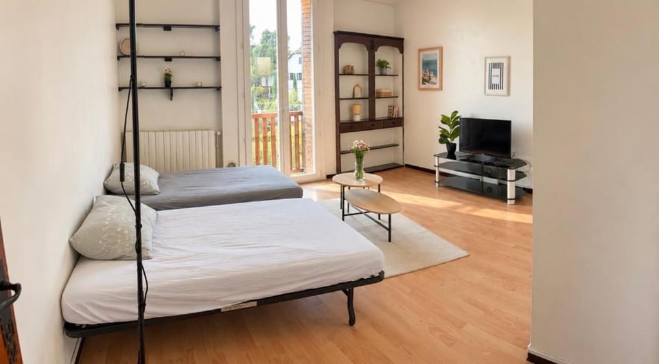Bed, TV and multimedia, Living room
