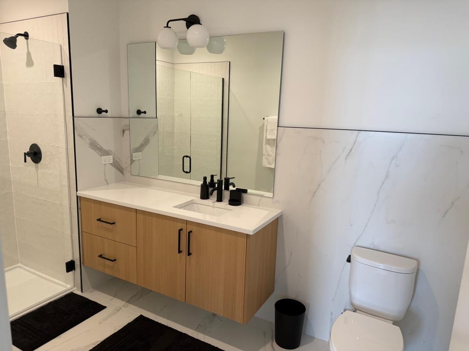 Shower, Toilet, Bathroom, towels