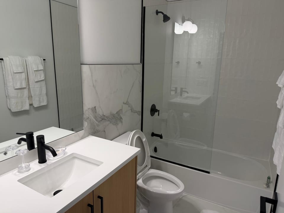 Shower, Toilet, Bathroom, Bath, towels
