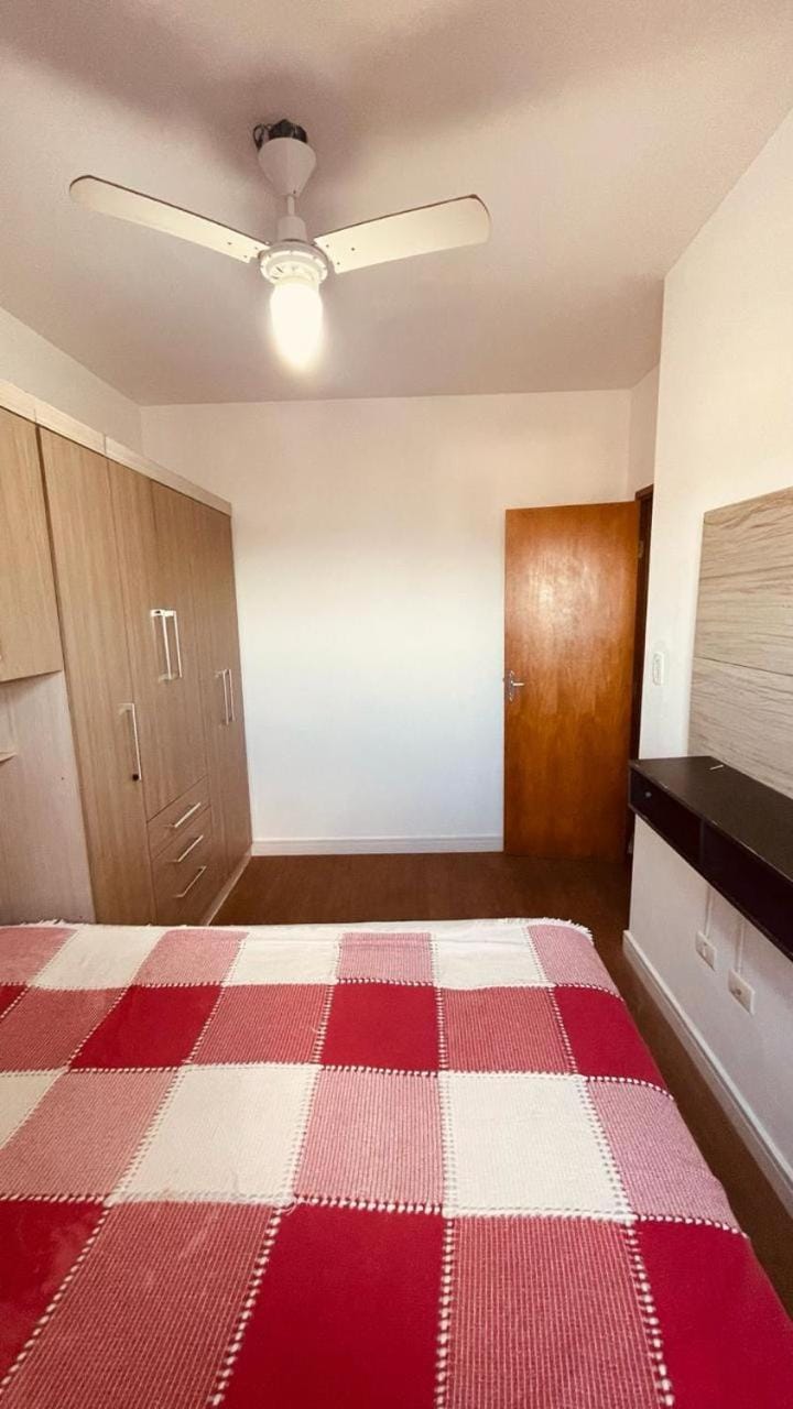 Apê Aconchegante com Ar, Churrasqueira e Vaga - Ocian PG Apartment in State of São Paulo