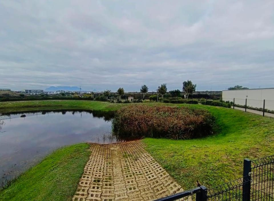 Tuscan water villa con veduta House in Cape Town