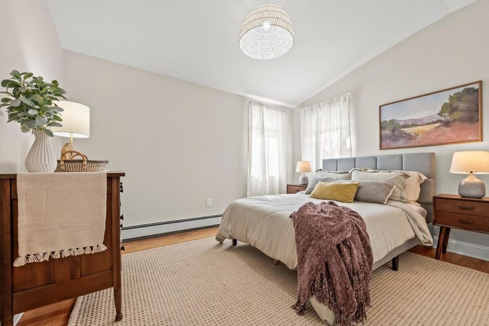 Cute & Convenient Station Retreat Outside NYC Apartment in Linden