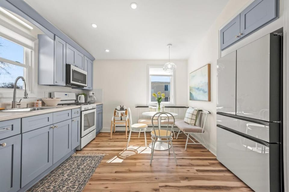 Cute & Convenient Station Retreat Outside NYC Apartment in Linden