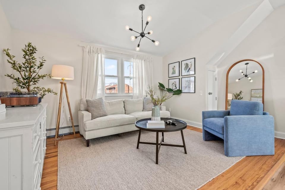 Cute & Convenient Station Retreat Outside NYC Apartment in Linden