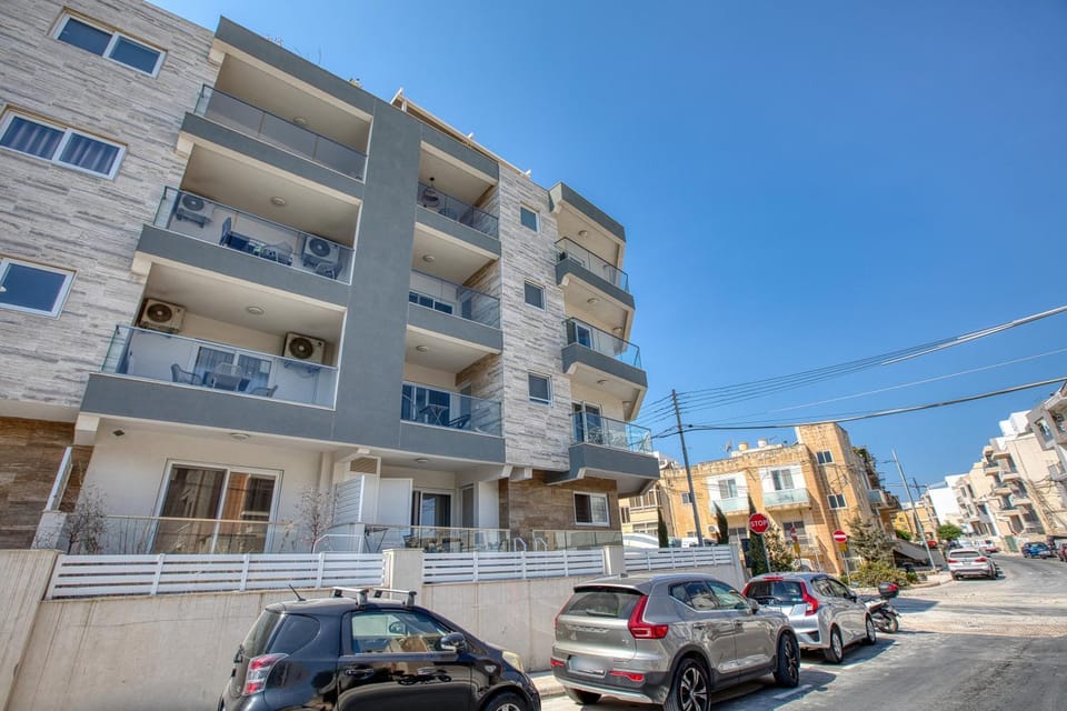 Property building, Neighbourhood, Street view, Location, Parking