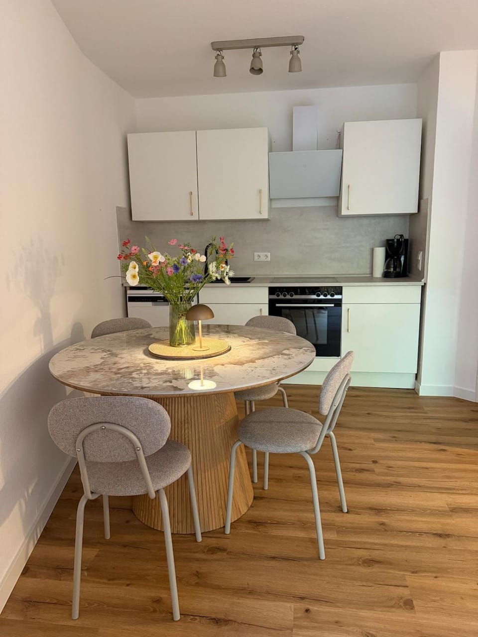 Kitchen or kitchenette, Dining area, dishwasher, oven, pet friendly, stove, toaster