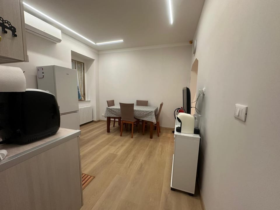 Kitchen or kitchenette, Dining area, oven, stove