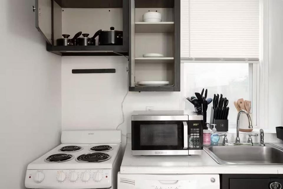 Spacious apartment 10 min walk to CMU Apartment in Shadyside