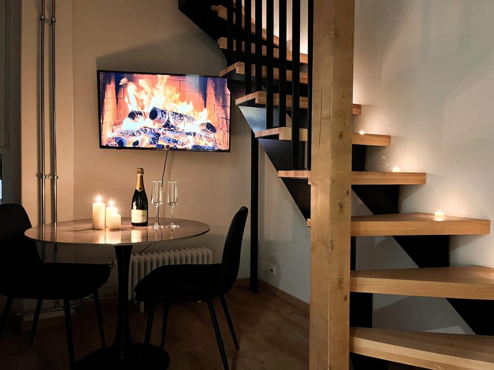 TV and multimedia, Living room, Seating area, Dining area