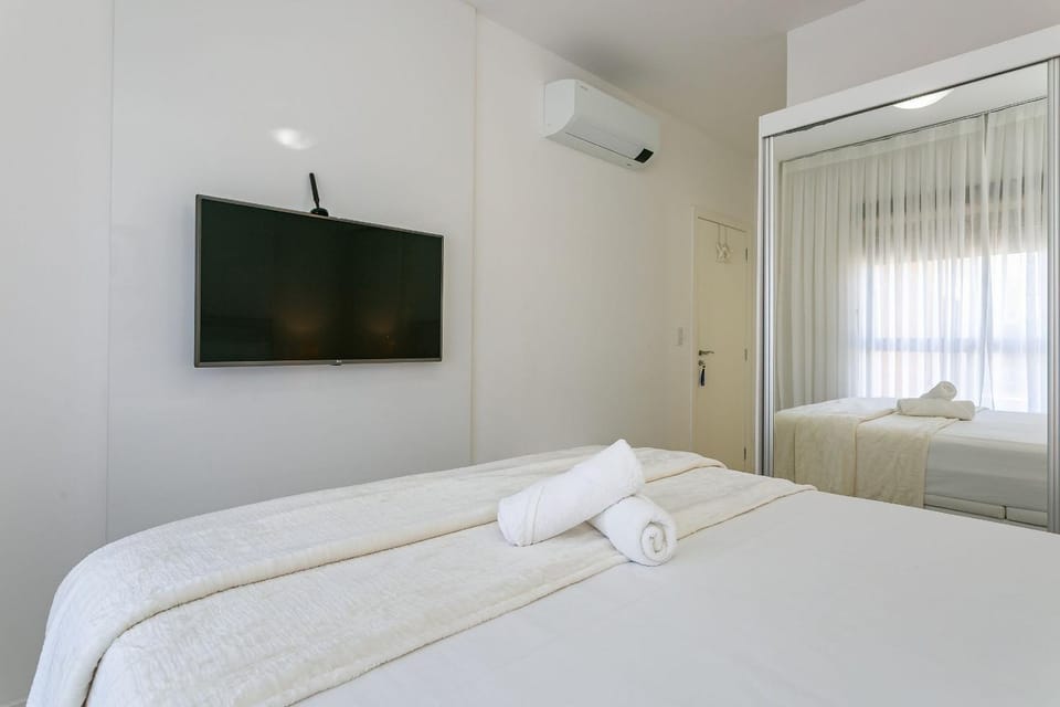 Bed, TV and multimedia, Bedroom