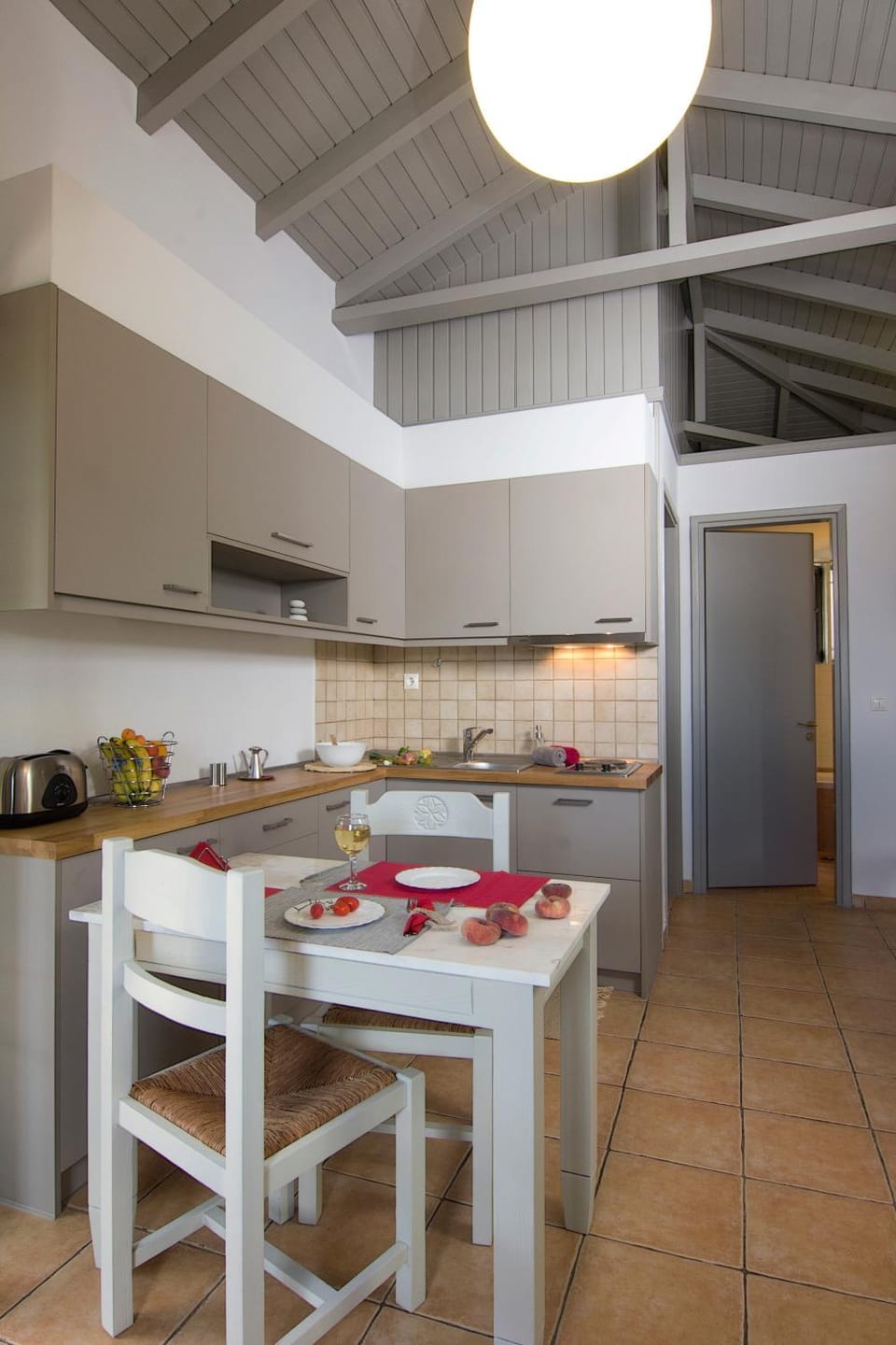 Coffee/tea facilities, Kitchen or kitchenette, Living room, Photo of the whole room, Dining area