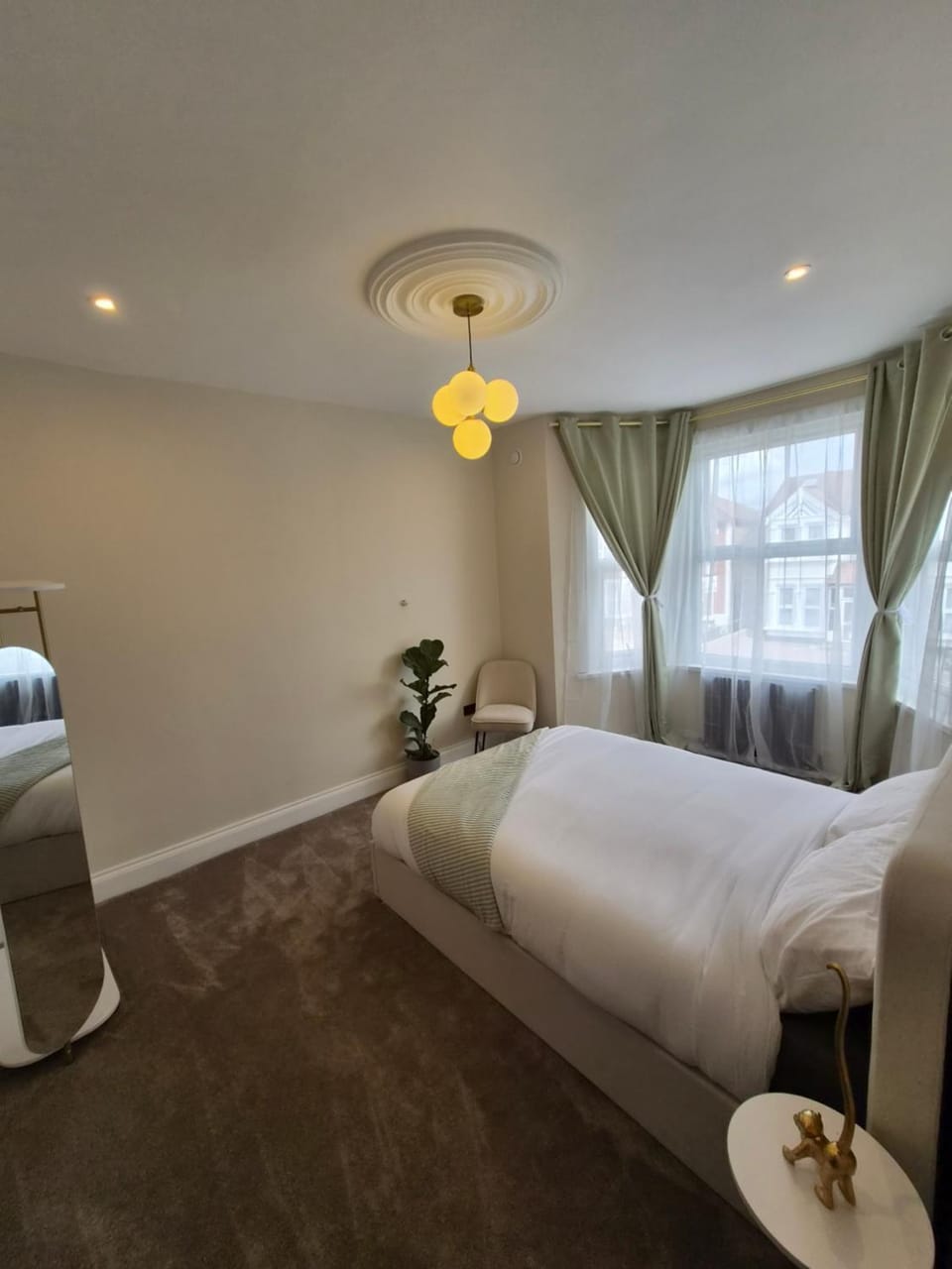 Valentines Break - 2 bed Spacious Apartment onsite parking Apartment in Ilford