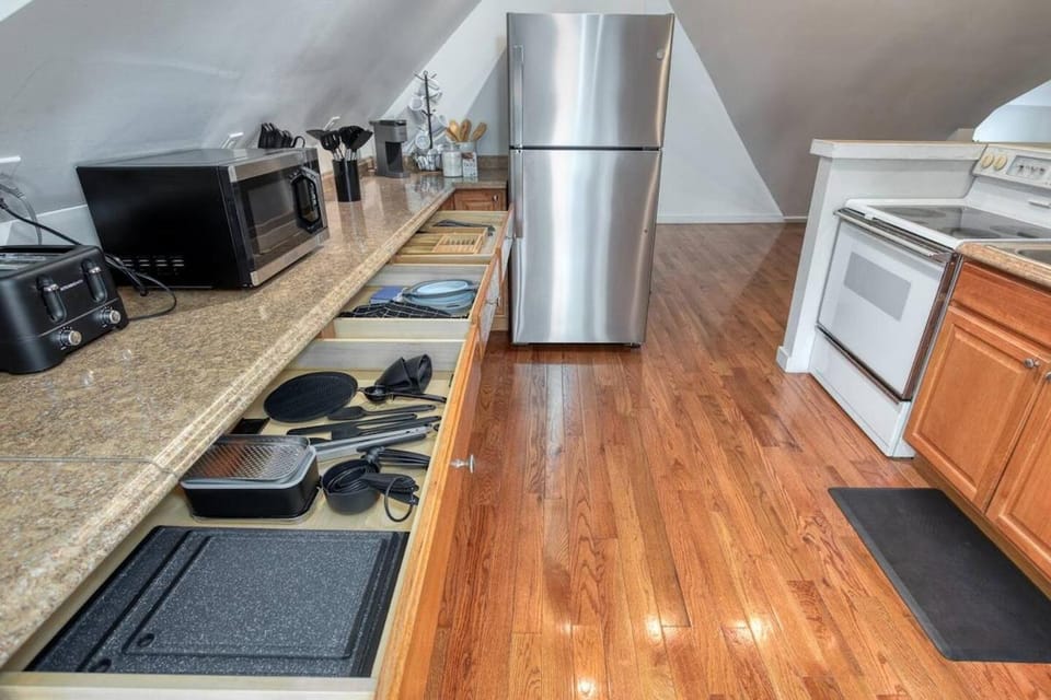 Stylish Attic 600 sq ft 2min to CMU Walnut Apartment in Shadyside