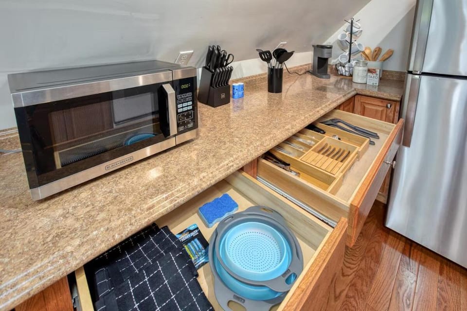 Stylish Attic 600 sq ft 2min to CMU Walnut Apartment in Shadyside