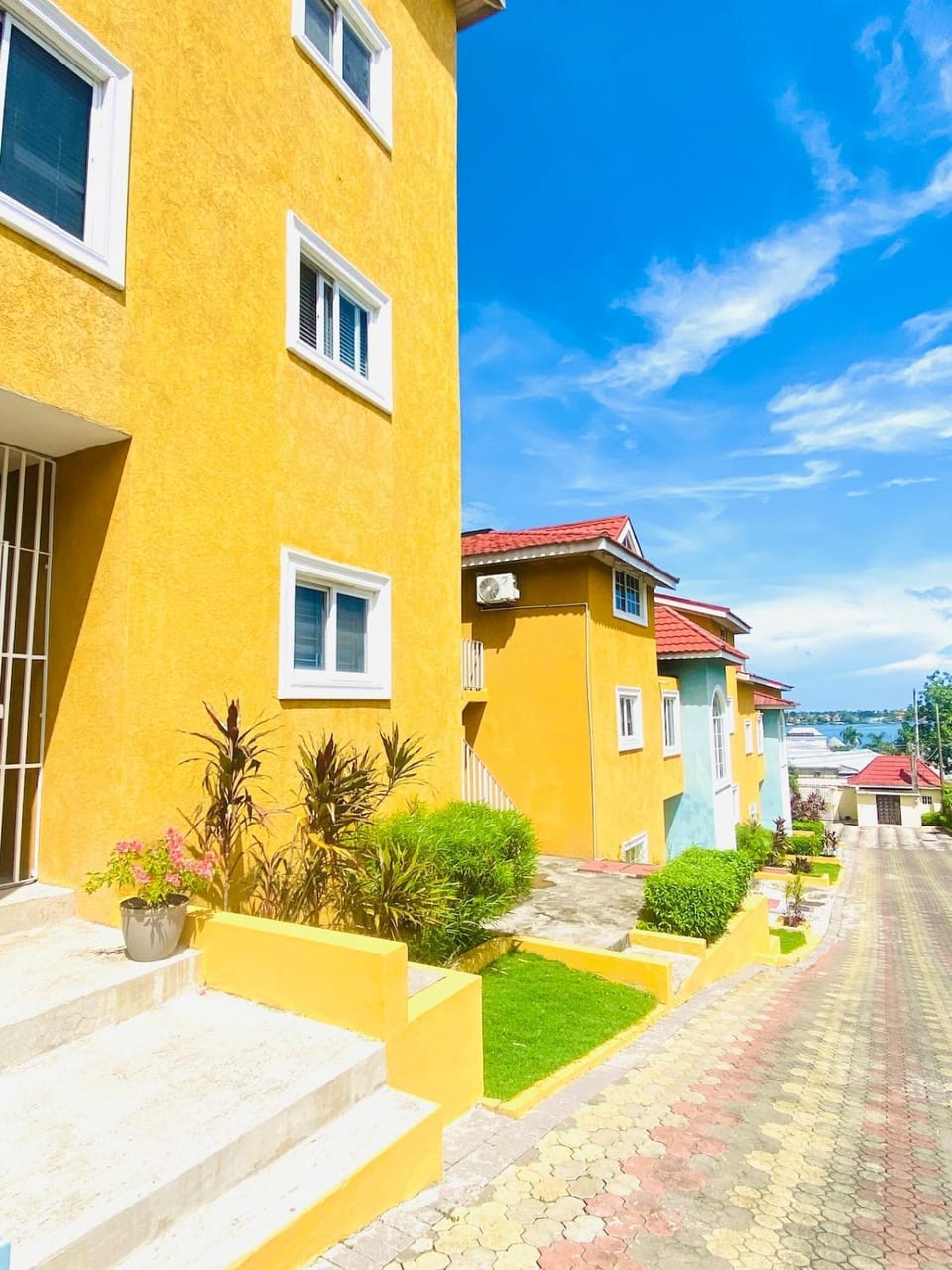 Paradise Sunsets - Entire Apt Montego Bay Gated & Parking Apartment in Montego Bay
