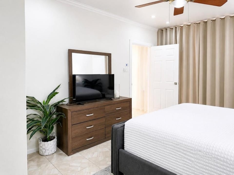 Paradise Sunsets - Entire Apt Montego Bay Gated & Parking Apartment in Montego Bay