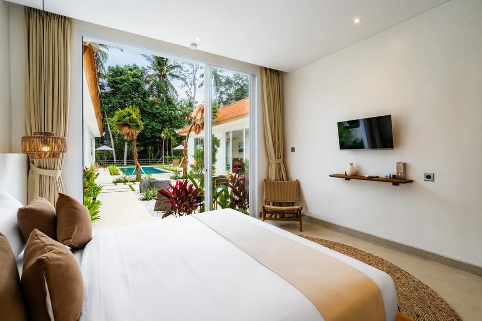 Bed, TV and multimedia, Bedroom, Garden view