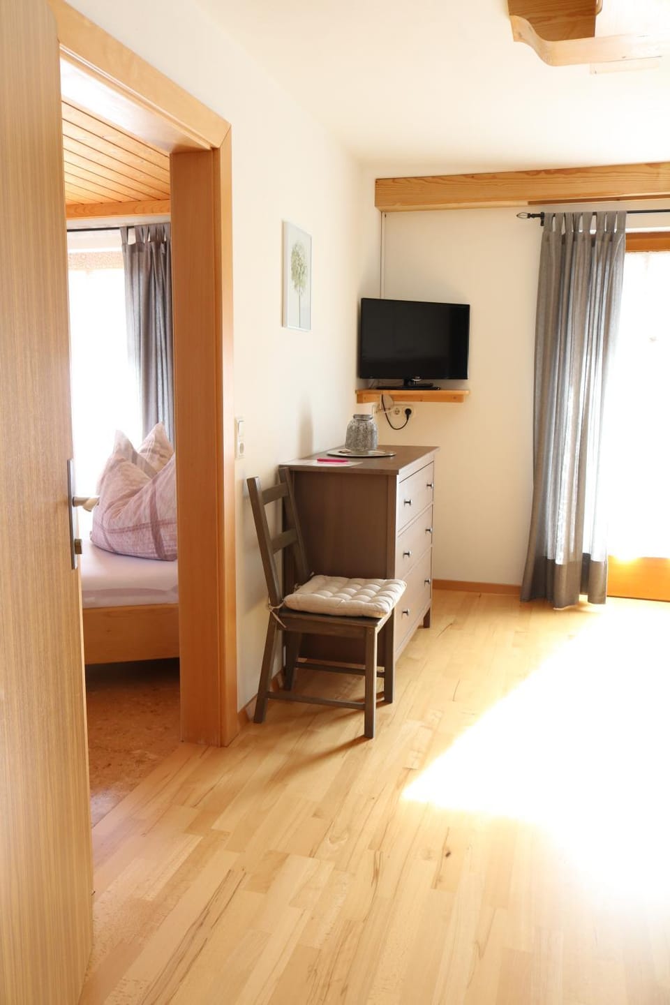 TV and multimedia, Kitchen or kitchenette, Living room, Seating area, Dining area