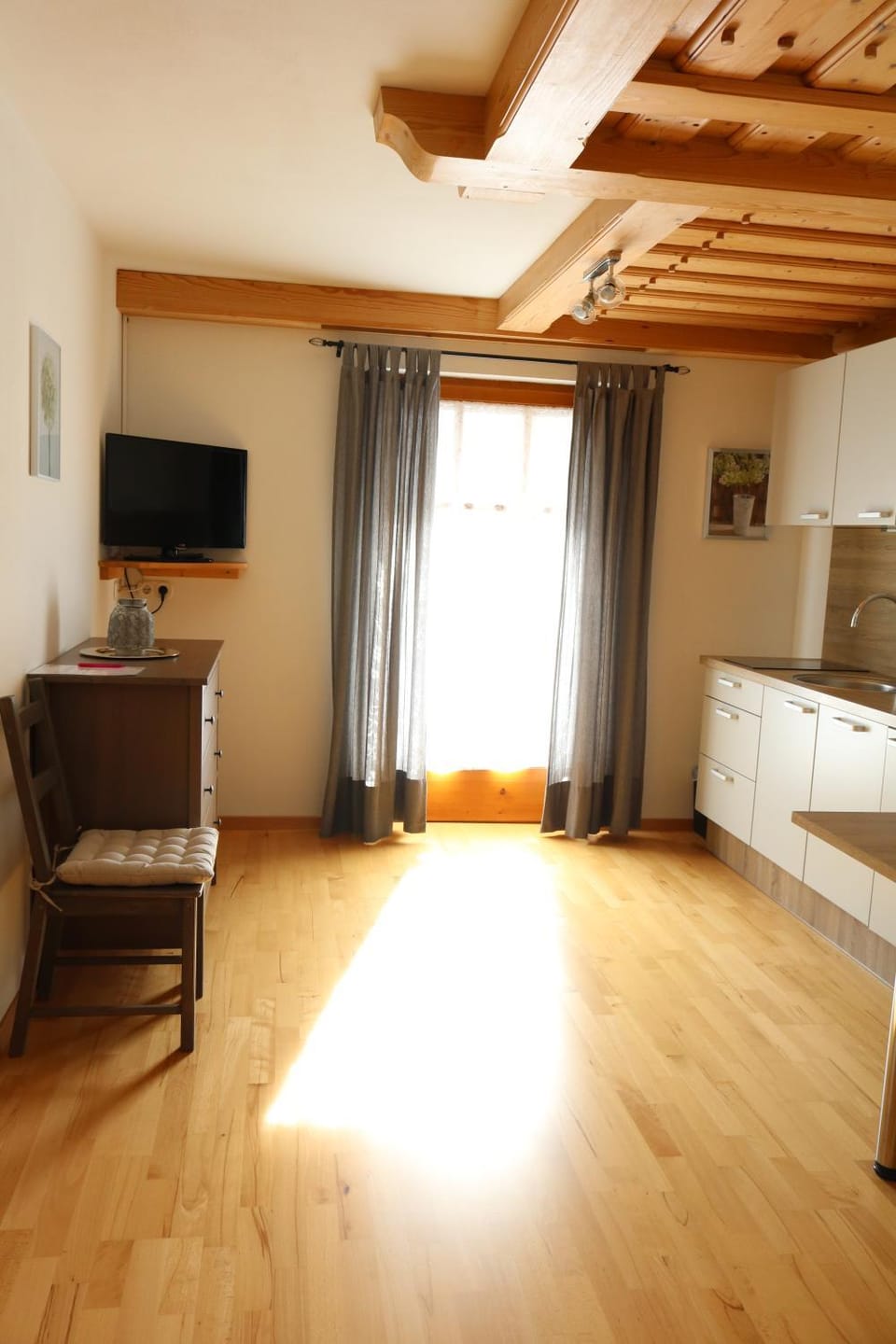 TV and multimedia, Kitchen or kitchenette, Living room, Seating area, Dining area