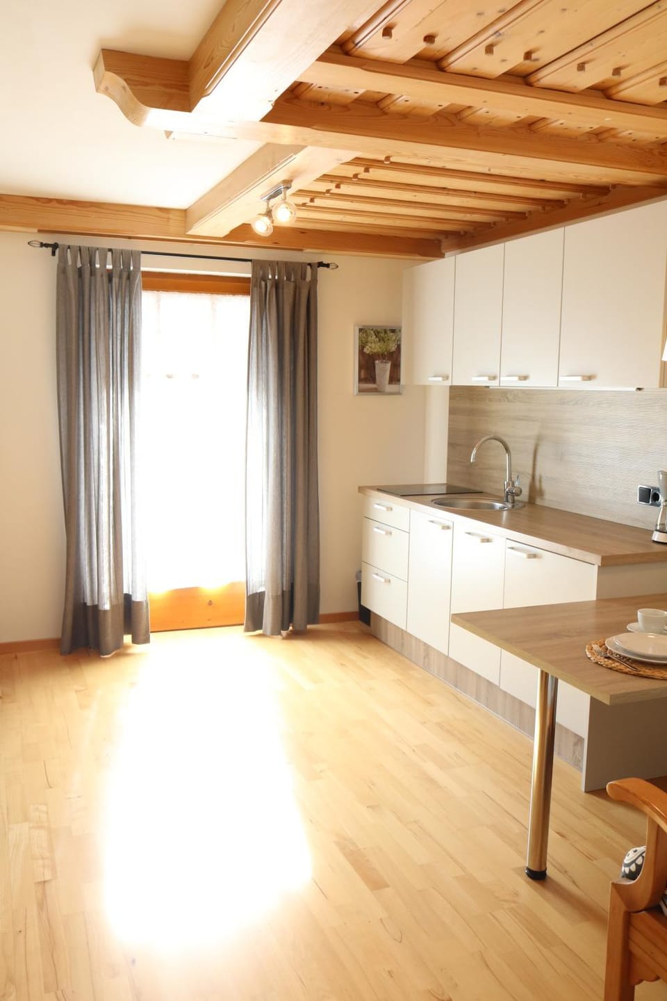 TV and multimedia, Kitchen or kitchenette, Living room, Seating area, Dining area