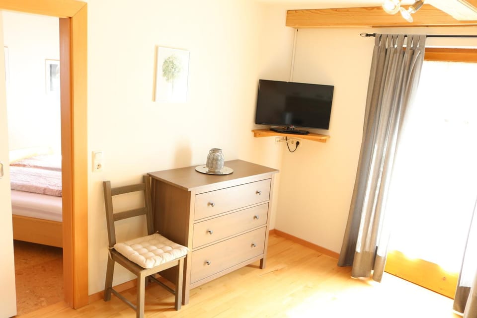 TV and multimedia, Kitchen or kitchenette, Living room, Seating area, Dining area