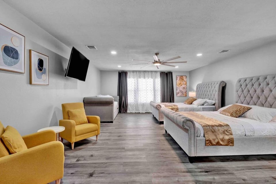 Stylish Home Gameroom pool access, near SixFlag House in San Antonio