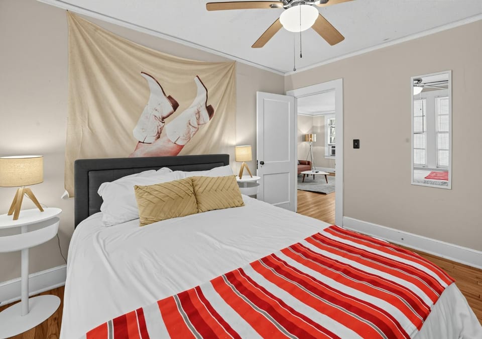 Bed, Photo of the whole room, Decorative detail, Bedroom