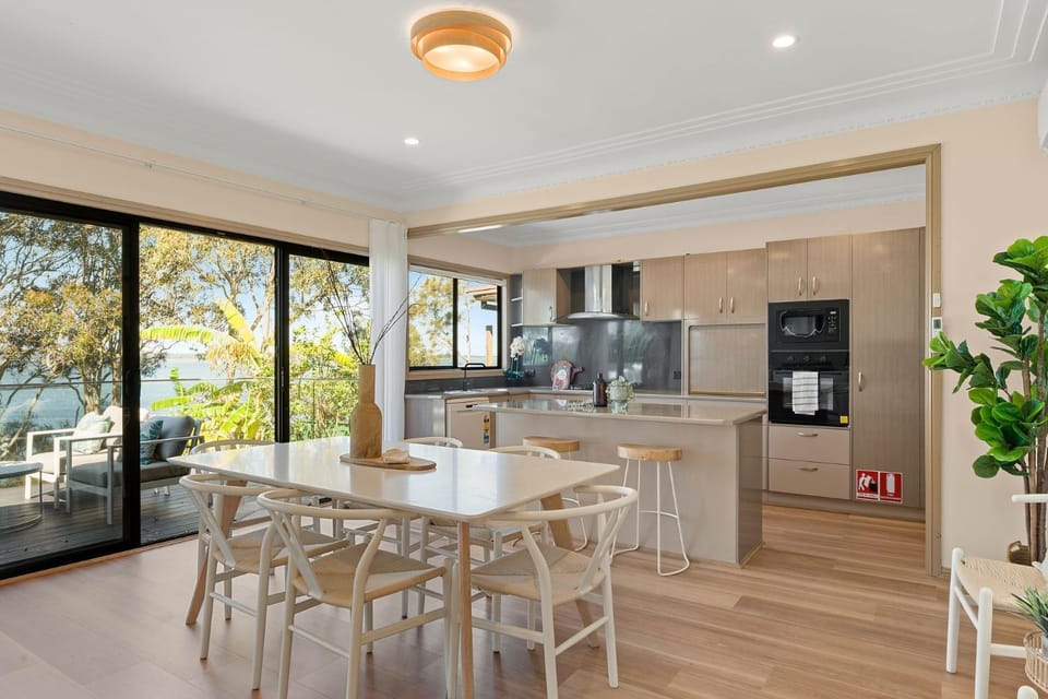 Coffee/tea facilities, Kitchen or kitchenette, Dining area, dishwasher, oven, stove, toaster