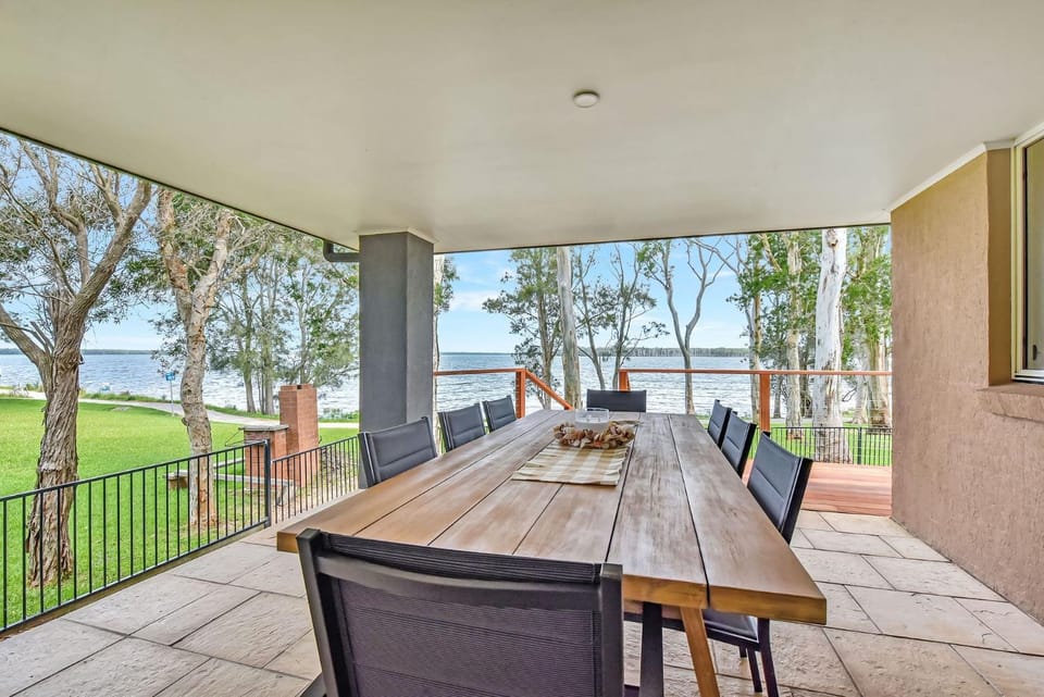 Lakeview Escape Waterfront Dream House in Central Coast