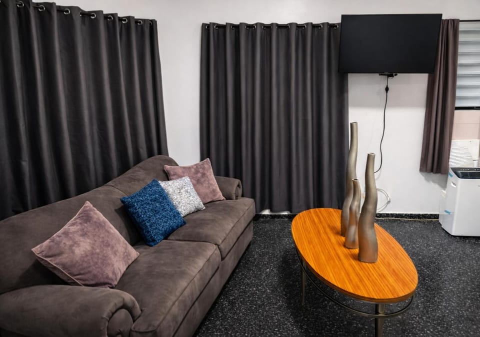 Communal lounge/ TV room, Living room, group of guests