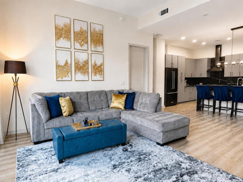 Downtown Penthouse 2 King BD 2 BA Year-round Pool Balcony Walk Everywhere Apartment in Atlanta
