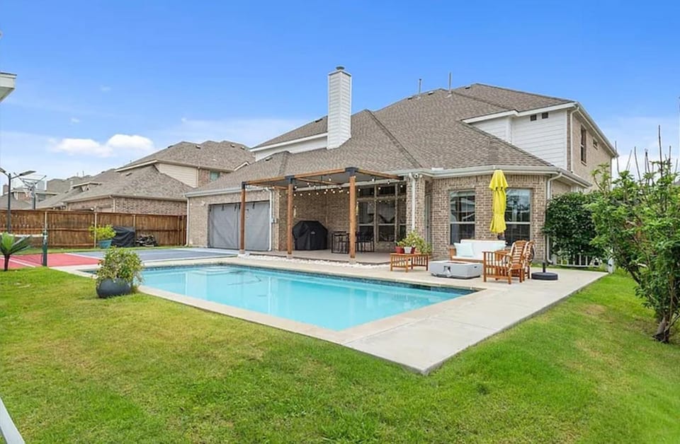 Frisco Resort Heated Salt Water Pool, Pickleball and Gym House in Frisco