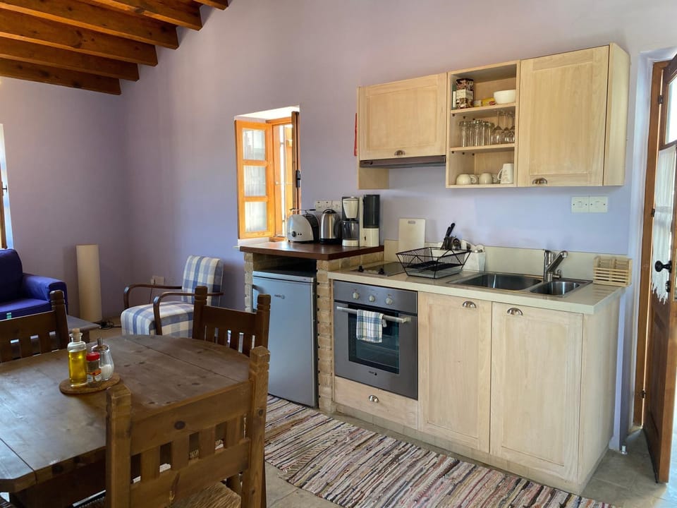 Kitchen or kitchenette, Seating area, Dining area, kitchen