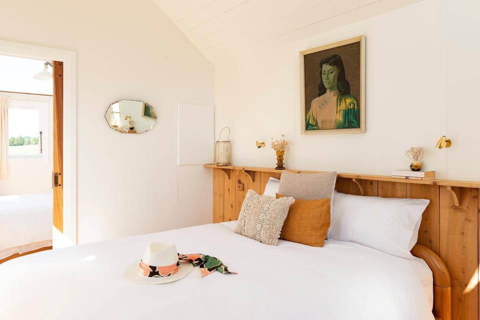Bed, Photo of the whole room, Decorative detail, Bedroom