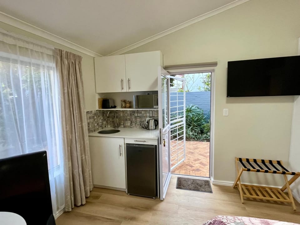 Kitchen or kitchenette, Garden view