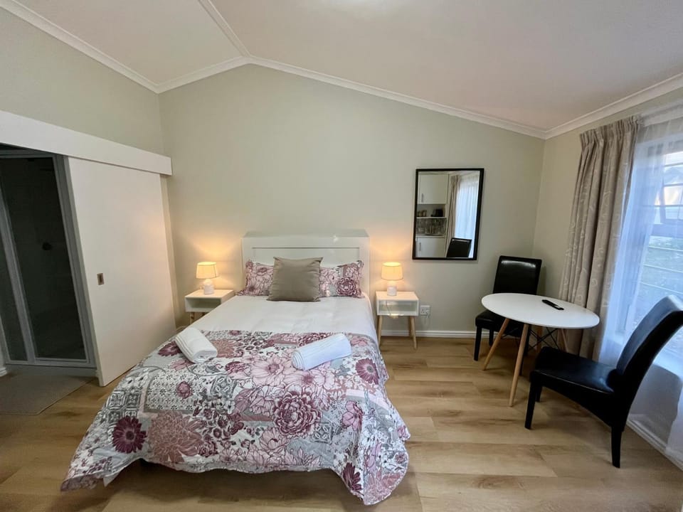 Bed, Seating area
