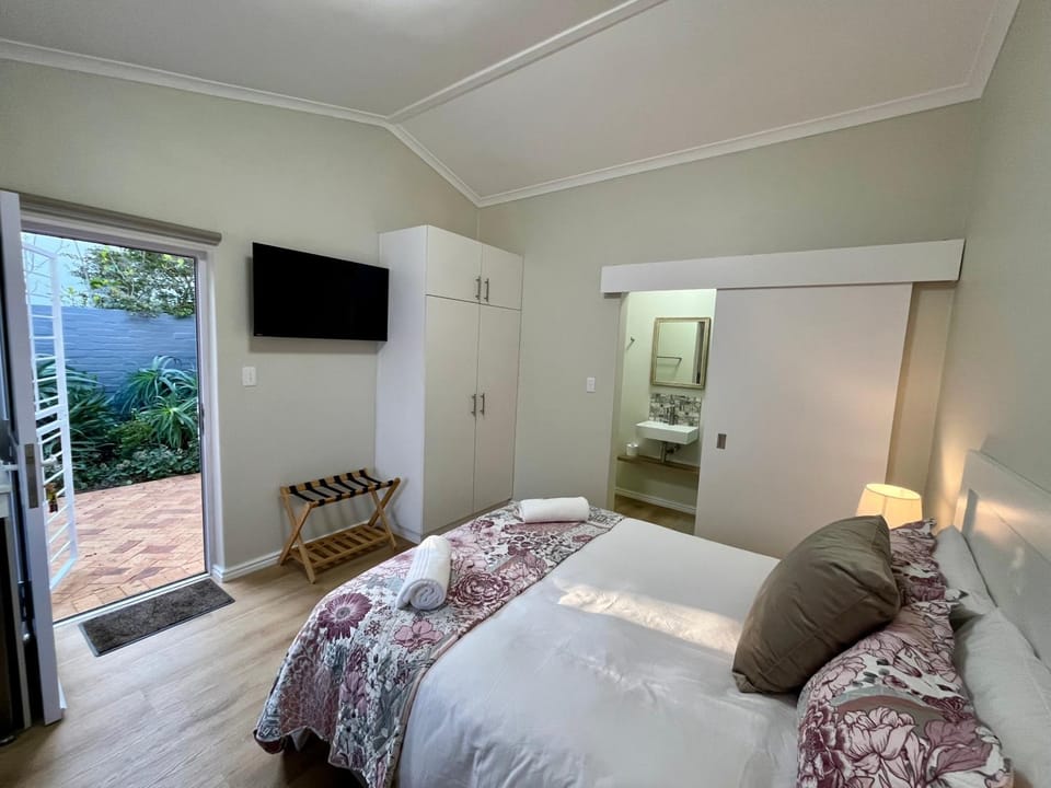 Bed, TV and multimedia, Garden view
