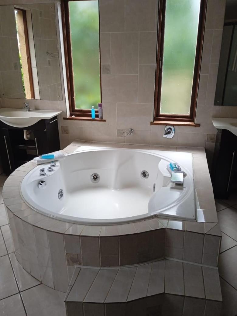 Victoria Guest House Ezulwin Bed and Breakfast in Africa