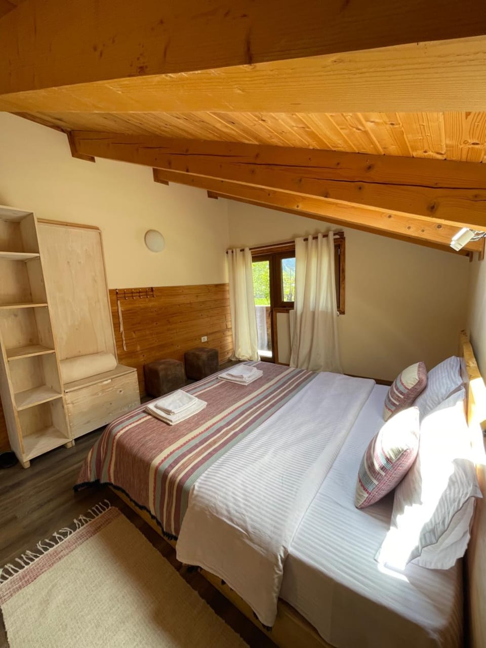 Bed, Photo of the whole room, towels