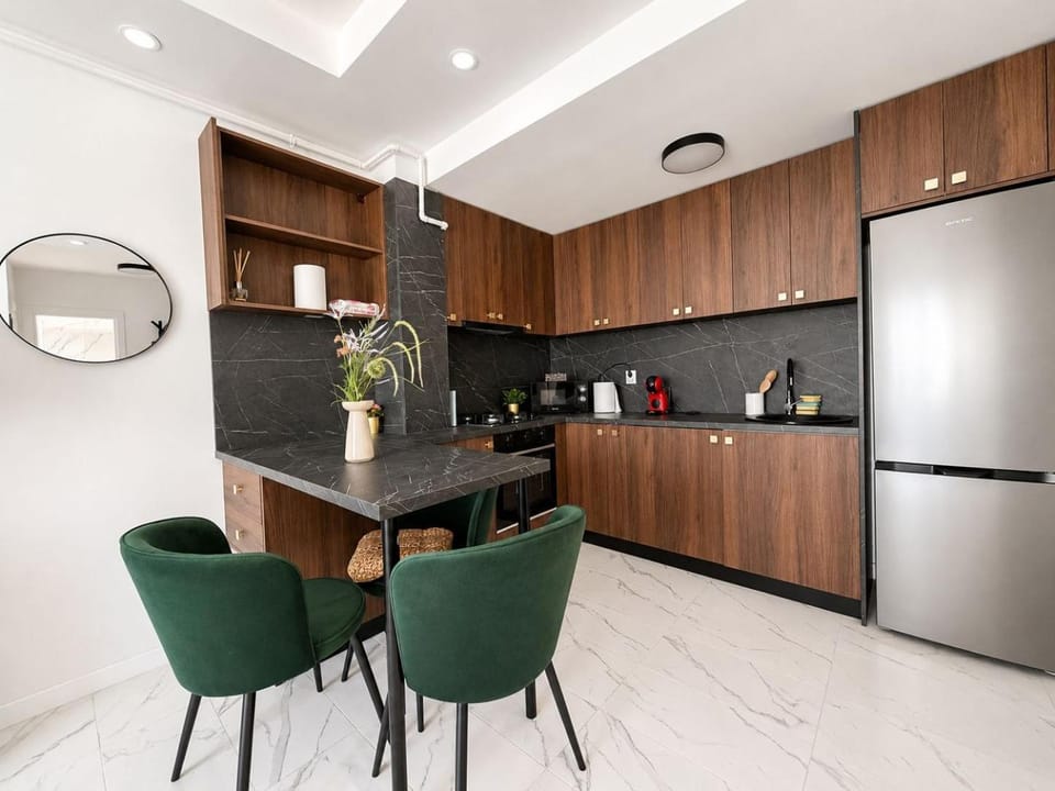Coffee/tea facilities, Kitchen or kitchenette, Dining area, oven, stove
