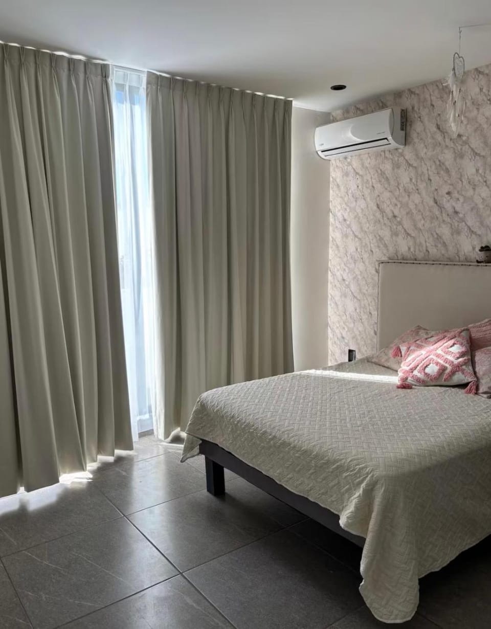 habitación privada con baño Vacation rental in Leon