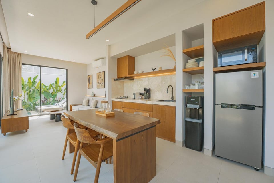 Kitchen or kitchenette, Dining area