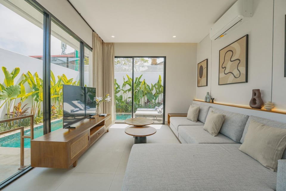 TV and multimedia, Living room, Seating area, Pool view