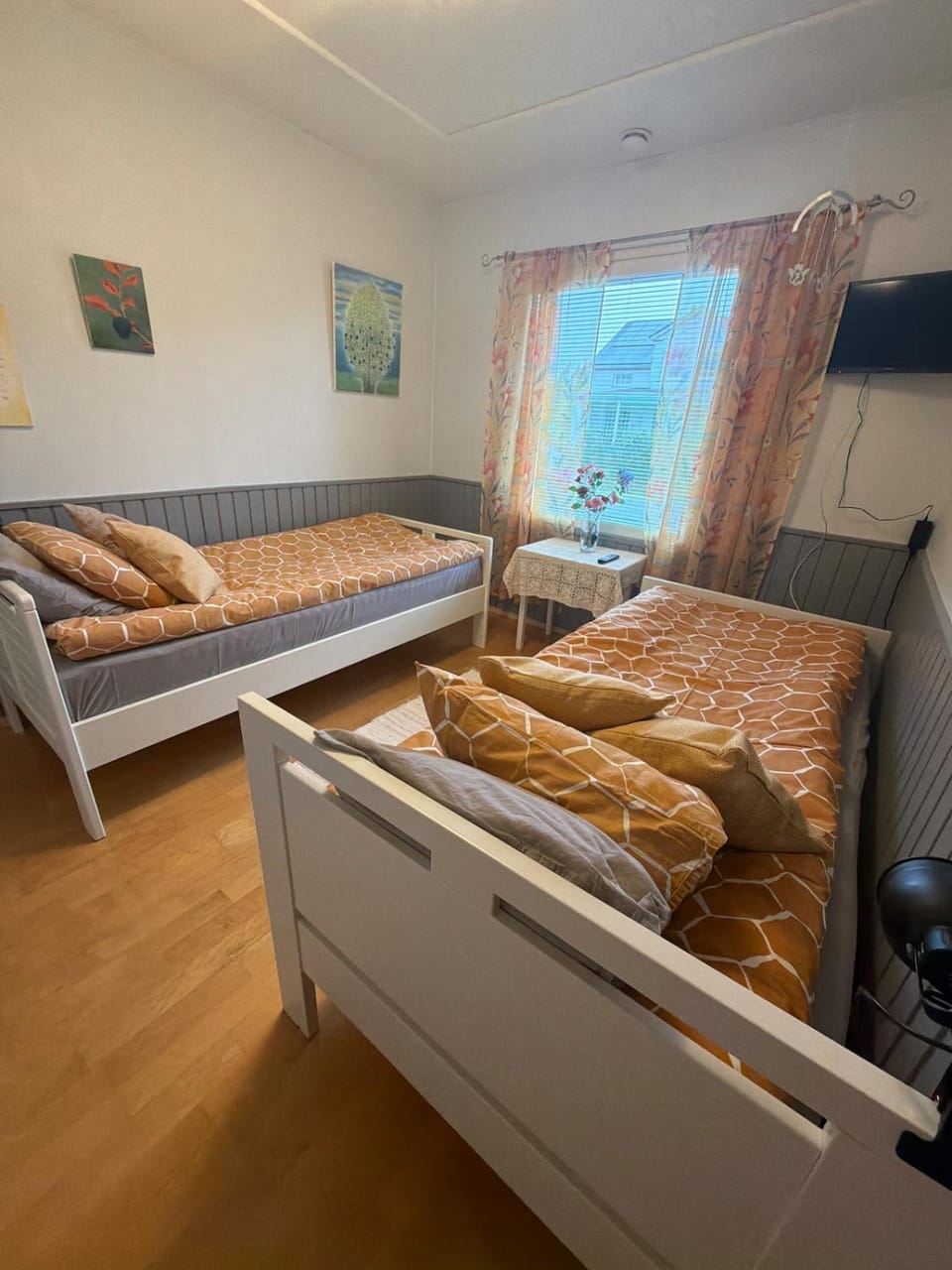 Bed, TV and multimedia, Photo of the whole room, Bedroom