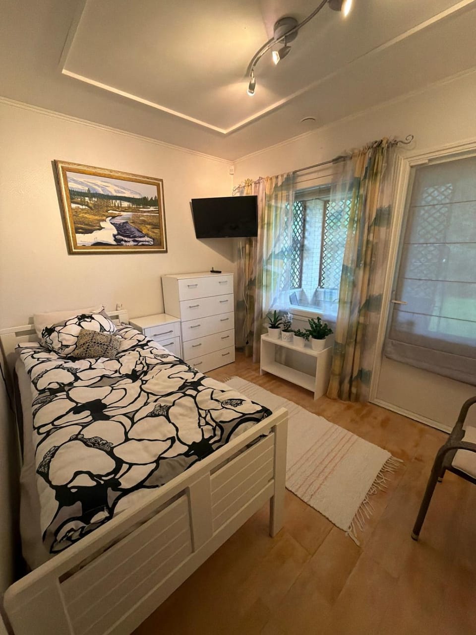 Bed, TV and multimedia, Photo of the whole room, Bedroom